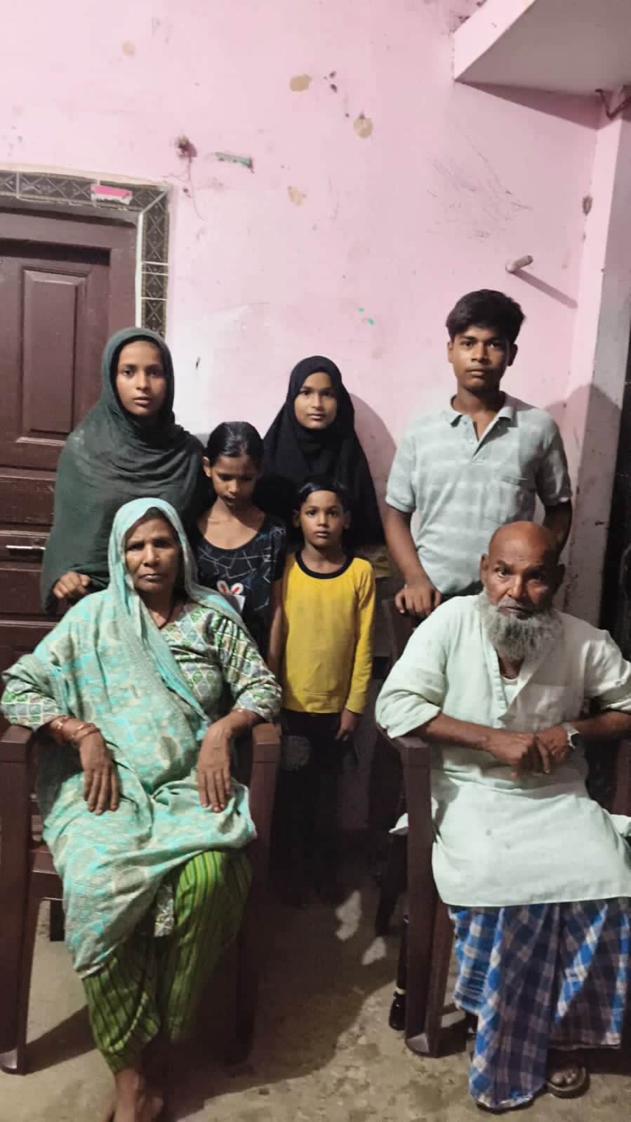बिस्कोहर के डोकम अमया गांव निवासी मृतक रिजवान अहमद का परिवार।