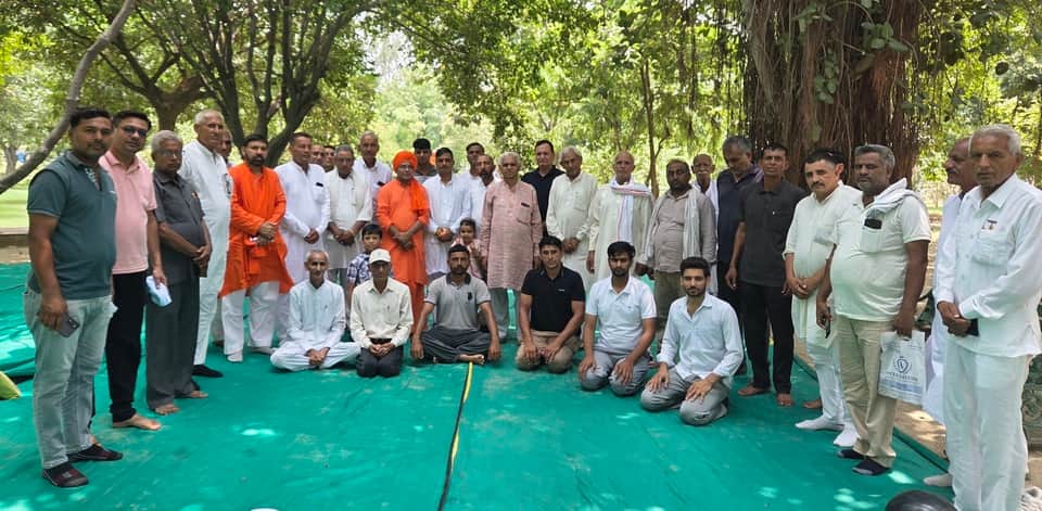 बैठक करते हुए जिला वेद प्रचार समिति के सदस्य। विज्ञप्