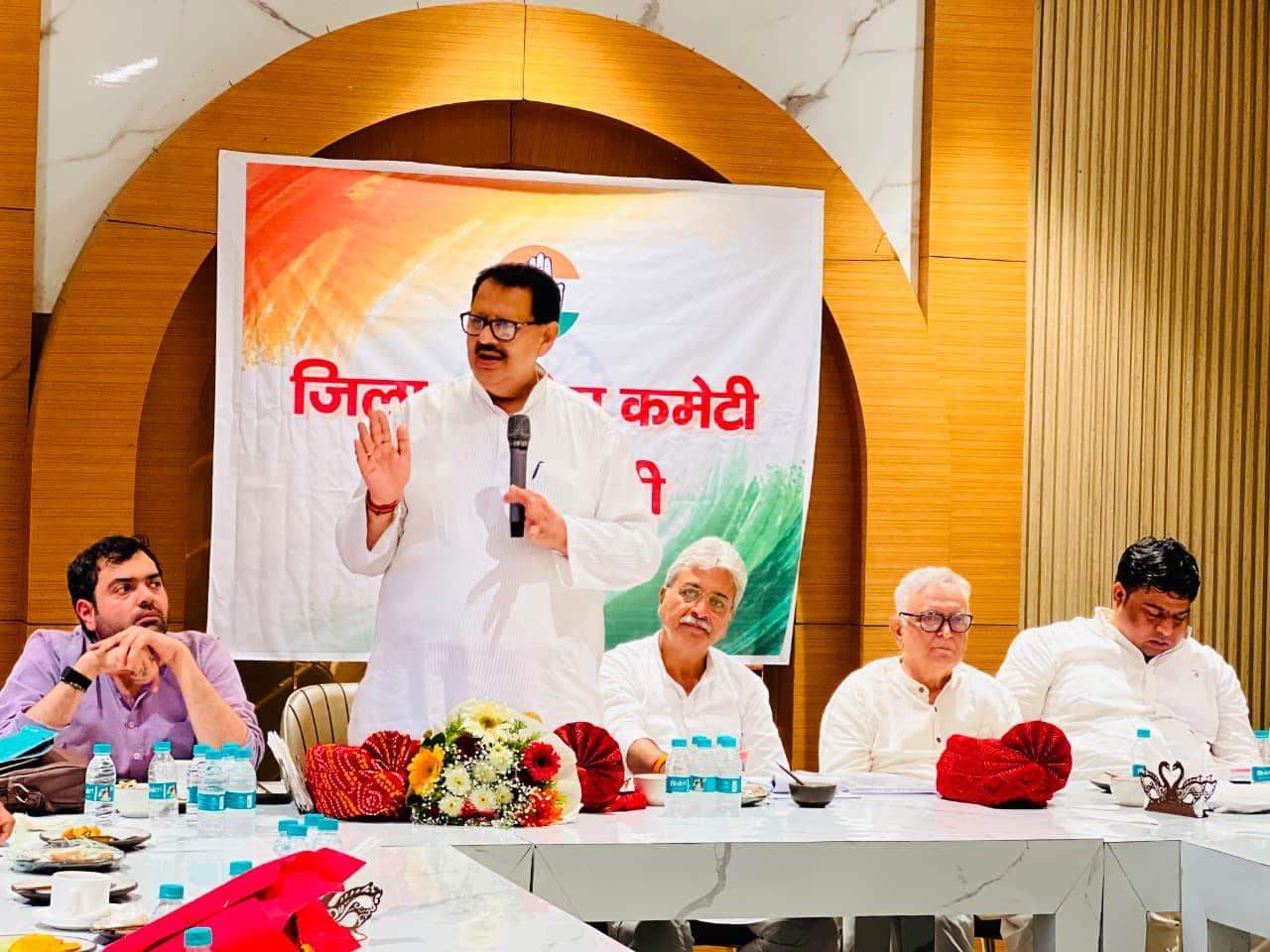 बैठक में चर्चा करते कांग्रेस के पदाधिकारी। स्रोत : प्रवक्ता