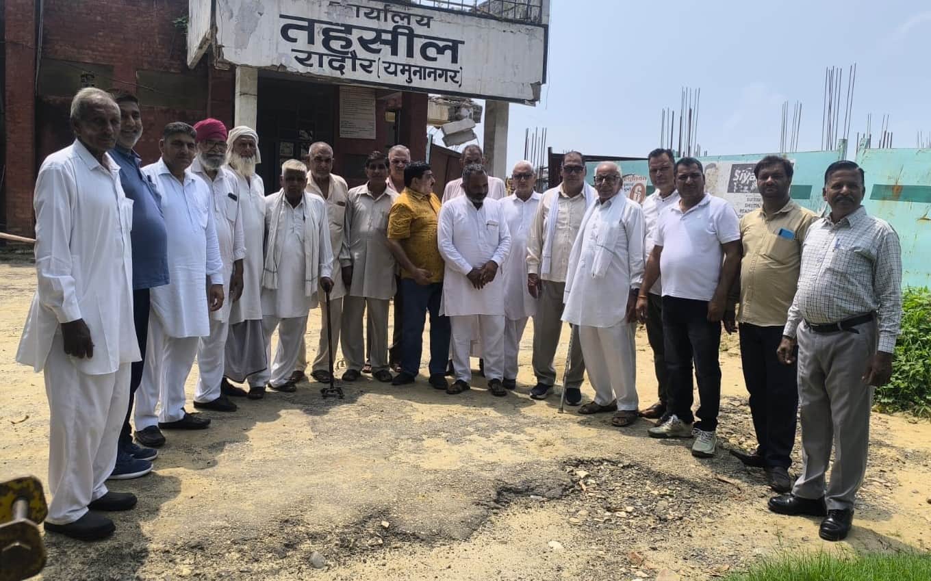 बैठक में हिस्सा लेने पहुंचे एसोसिएशन के सदस्य।  संगठन