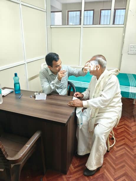 चिकित्सा शिविर में जांच करवाते मरीज। स्रोत : संस्था
