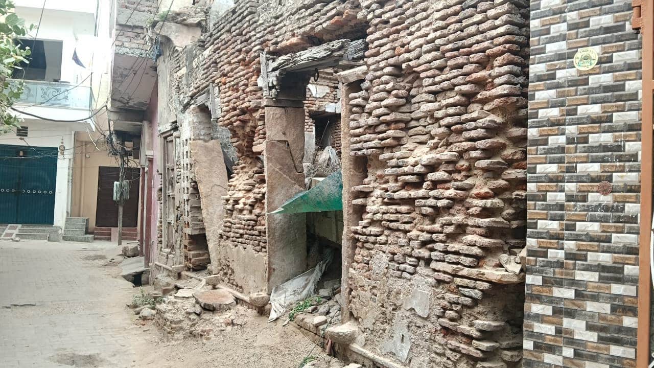छोटी बाजारी स्थित गली में बनी जर्जर मकान की दीवार। 