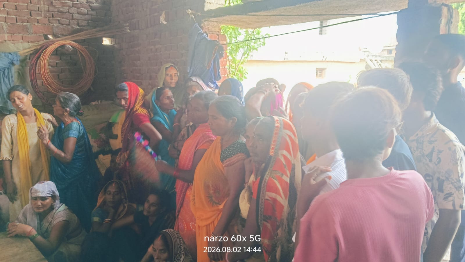 छात्रा आंचल की मौत के बाद रोते बिलखते परिजन-स्रोत ग्रामीण