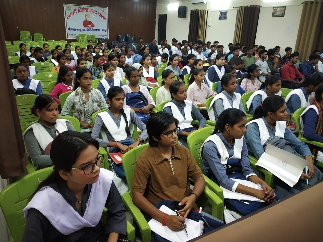 एलबीएस महाविद्यालय में आयोजित दीक्षारंभ कार्यक्रम में मौजूद विद्यार्थी। -स्रोत: महाविद्यालय