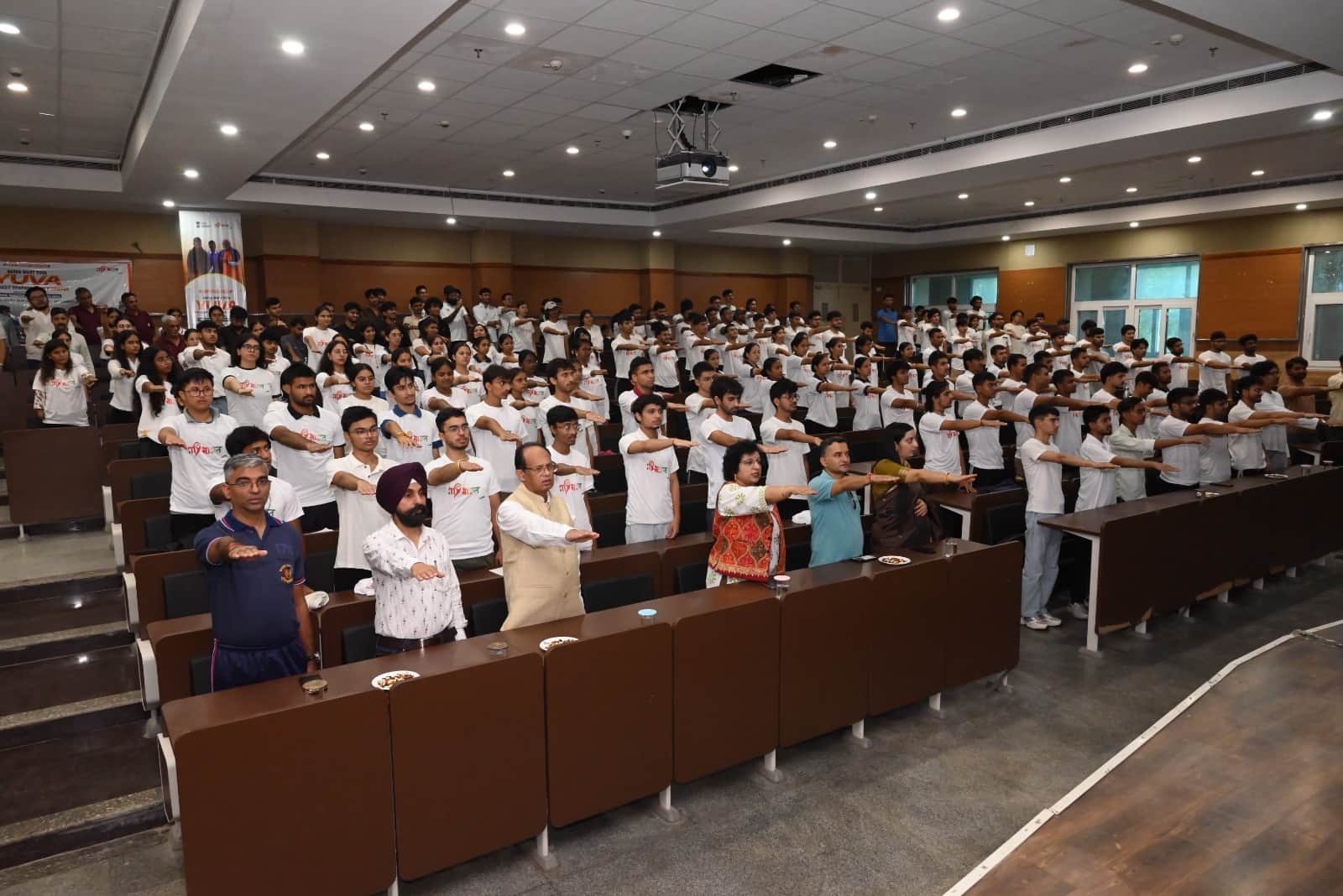 एनआईटी हमीरपुर में नशा मुक्त युवा–विकसित भारत संकल्प अभियान के तहत शपथ ग्रहण करते युवा। स्रोत