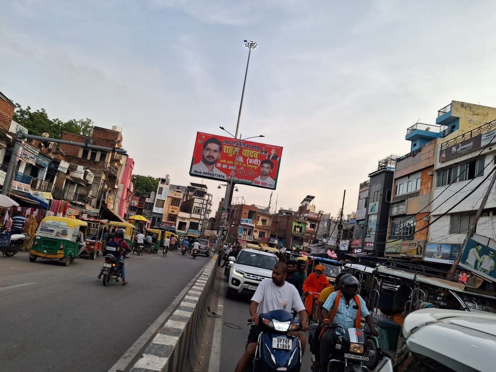 Traffic jam caused by the tempo stand at Phaphamau T-junction; commuters inconvenienced