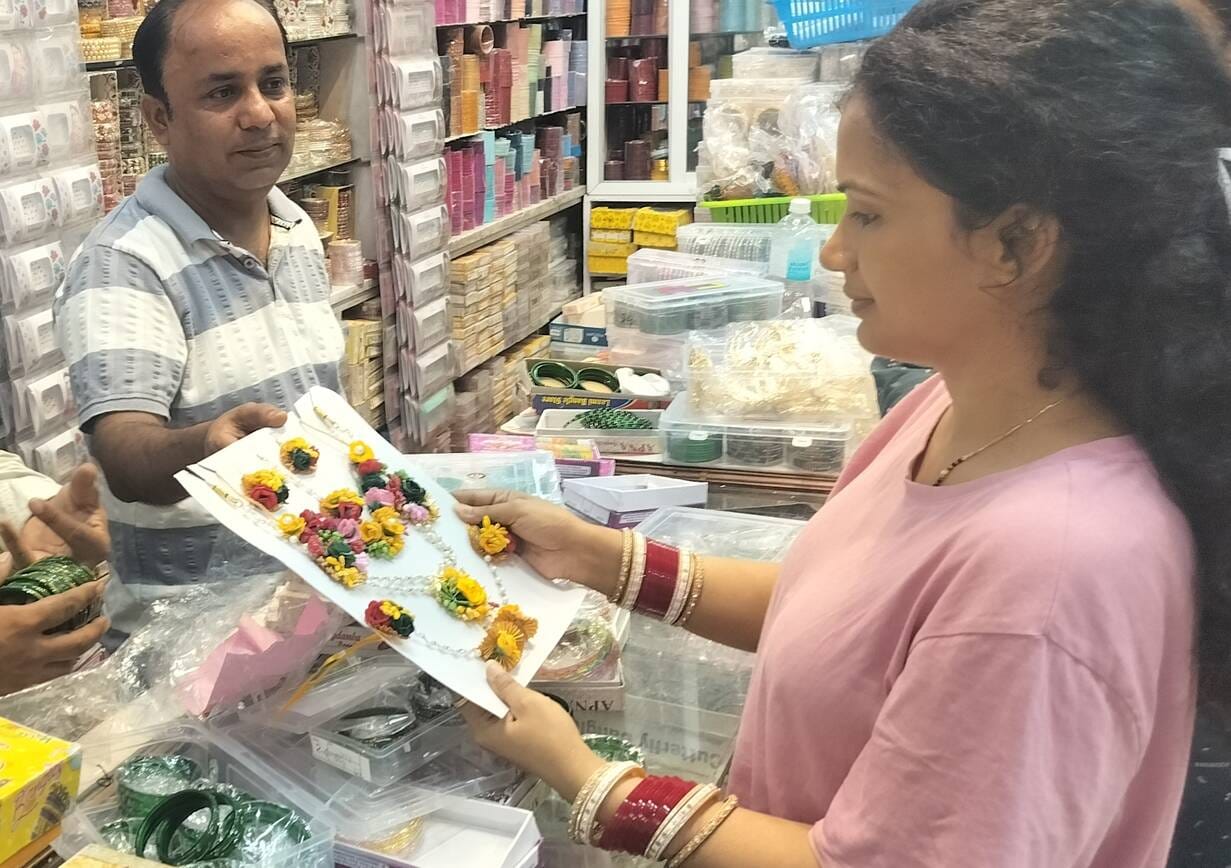 फरीदाबाद एनआईटी पांच मार्केट में आर्टिफिशियल फ्लोरल ज्वेलरी की खरीदारी करती महिला। संवाद।