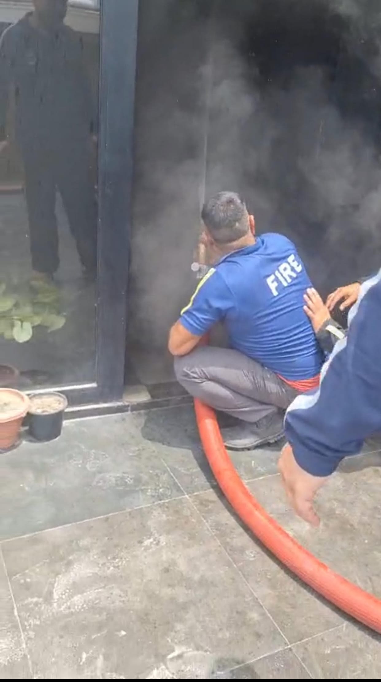 Fire breaks out at liquor shop due to AC blast.