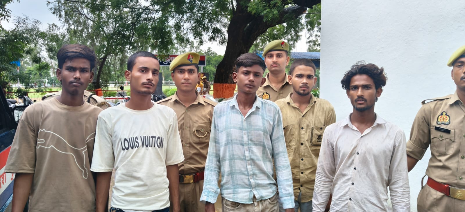फोटो - 16 पुलिस गिरफ्त में आरोपी। संवाद