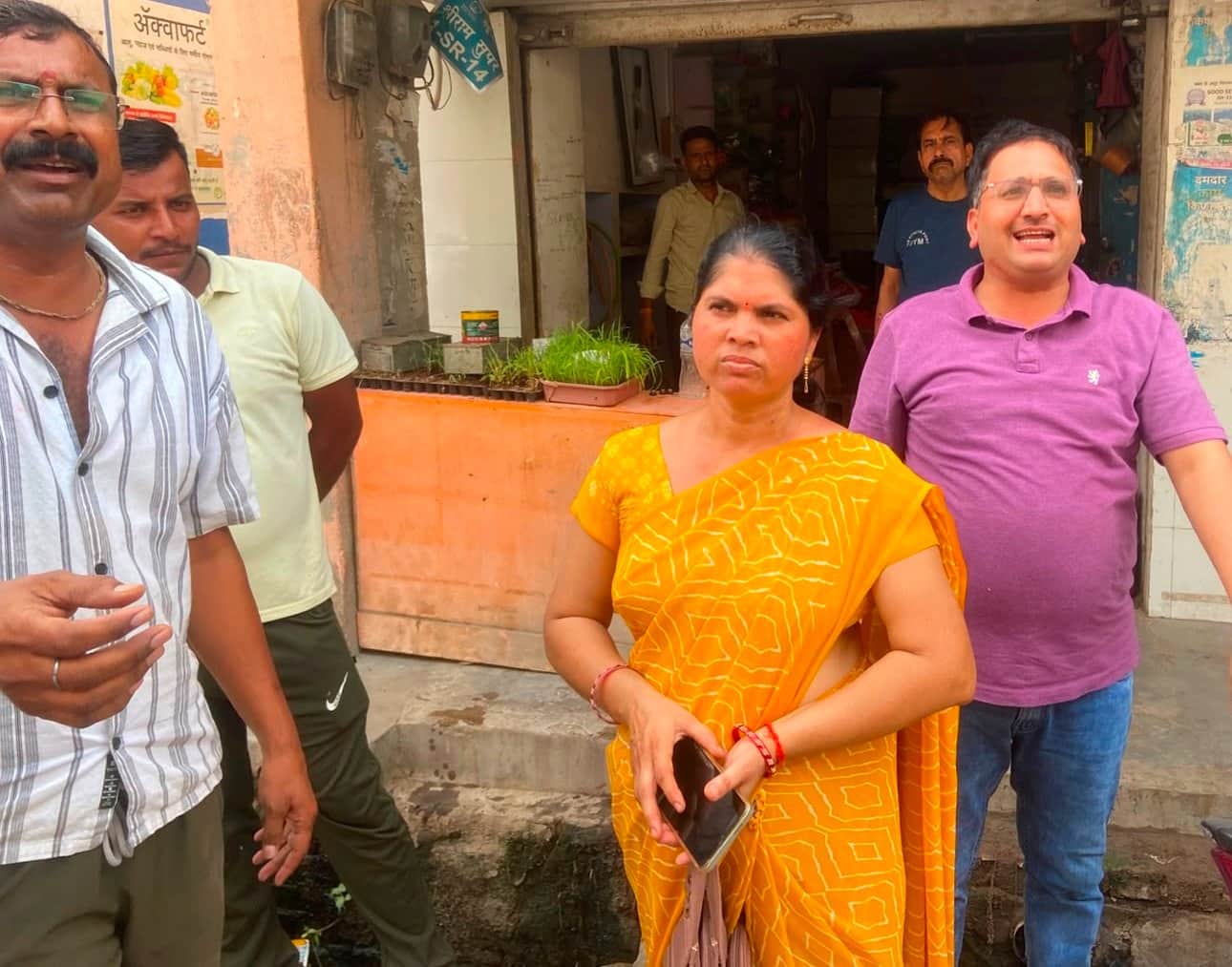 फोटो - 17 गले से चेन छीने जाने की घटना की जानकारी देती महिला। संवाद