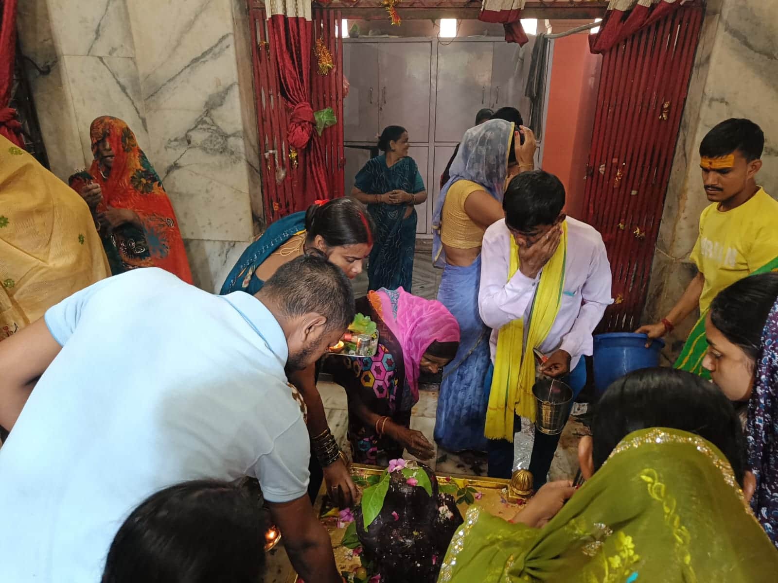 फोटो-18-बबेरू में मां मढ़ीदाई मंदिर में पंचमुखी शिवलिंग की पूजा करते श्रद्धालु। संवाद