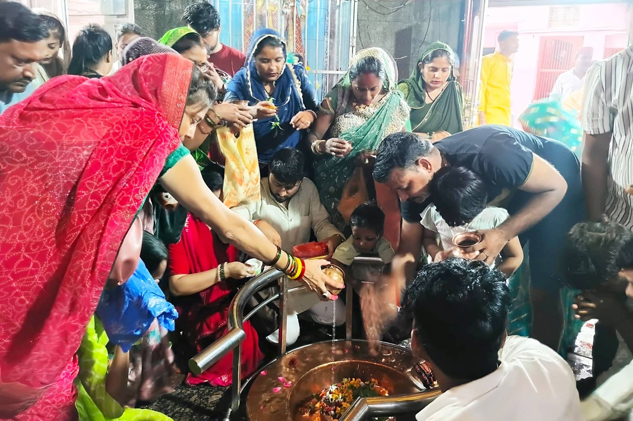 फोटो-22-तांबेश्वर मंदिर में जलाभिषेक करते भक्त। संवाद
