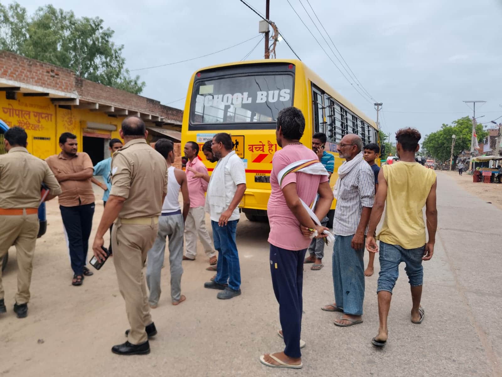 फोटो-26-नरैनी में हादसे के बाद लगी भीड़ व मौजूद पुलिस। संवाद
