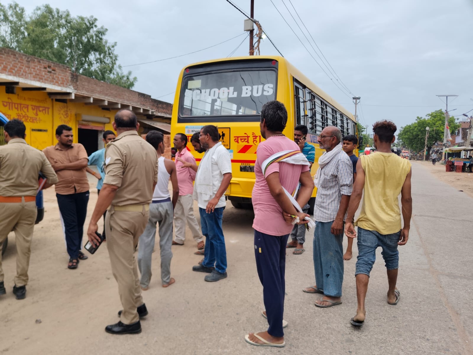 फोटो-26-नरैनी में हादसे के बाद लगी भीड़ व मौजूद पुलिस। संवाद