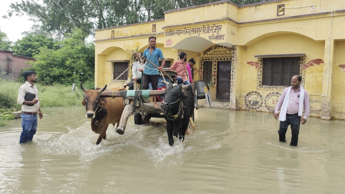फोटो-29 प्राथमिकी स्वास्थ्य केंद्र सबलपुर में बाढ़ का पानी भरने से बैल गाड़ी से सुरक्षित स्थान
