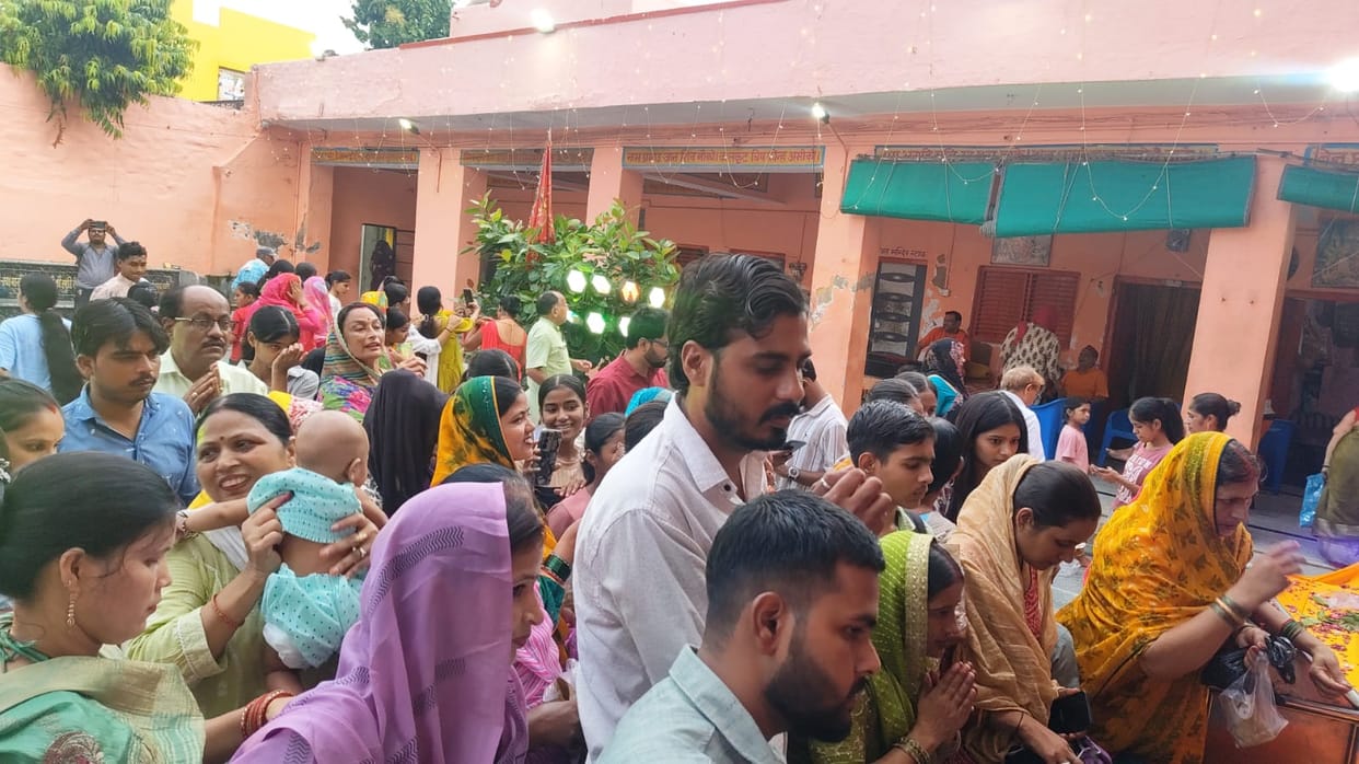 Ganga water, Bel leaves, and faith... Mainpuri immersed in devotion to Lord Shiva on the first Monday of Sawan.