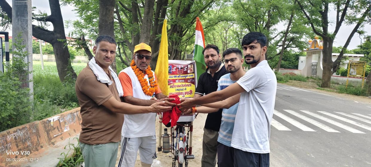 Cycle rally dedicated to martyrs welcomed at Unhani Mod.