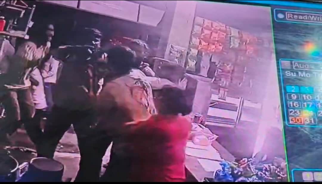 फतेहाबाद के डीएसपी रोड पर दुकान संचालक पर हमला करते हुए का सीसीटीवी फुटेजस्त्रोत सोशल मिडित