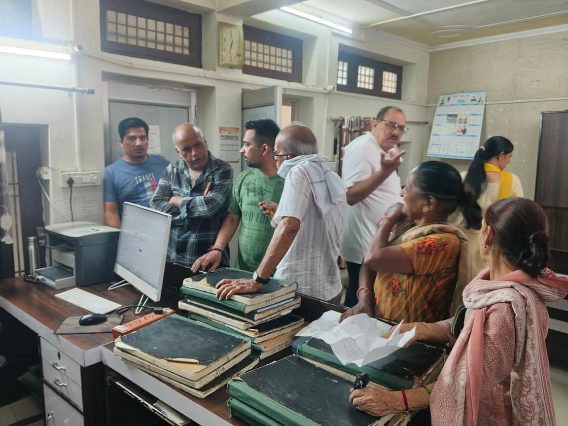 फतेहाबाद के नगर परिषद कार्यालय में प्रॉपर्टी आईडी में बिल की जानकारी लेते हुए धारक संवाद