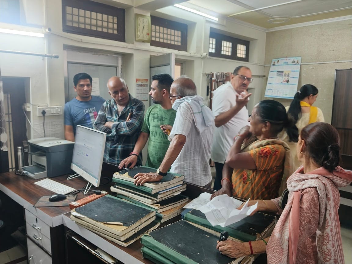 फतेहाबाद के नगर परिषद कार्यालय में प्रॉपर्टी आईडी में बिल की जानकारी लेते हुए धारक संवाद