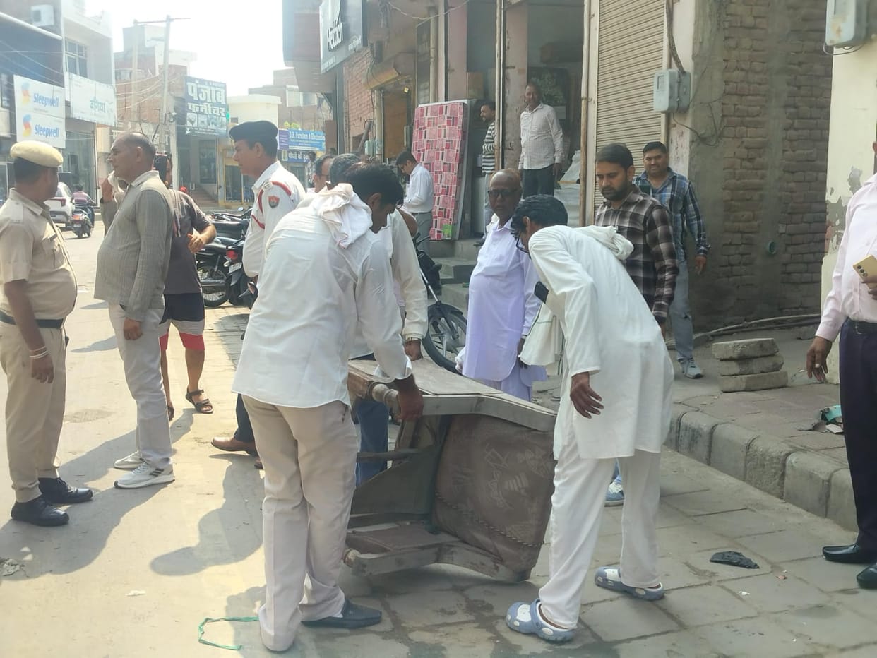 The administration cracked down in the city, seizing goods from the Old Vegetable Market all the way to DSP Road