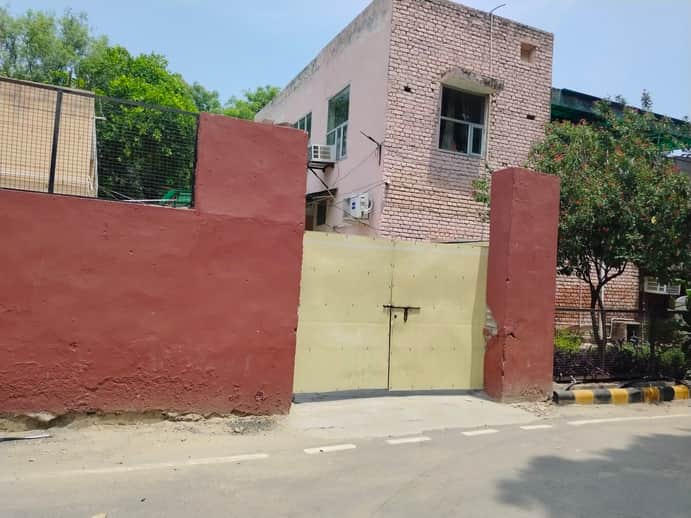 फतेहाबाद में सुरक्षा को लेकर नशा मुक्ति केंद्र का बंद किया गया मुख्य गेट संवाद