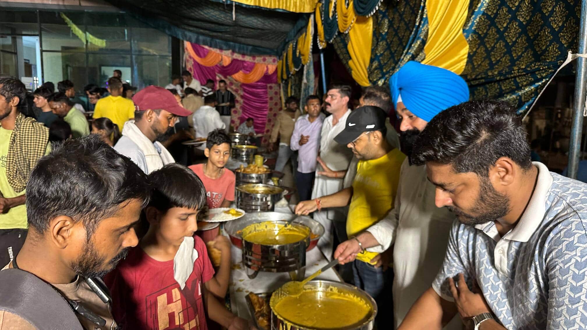 गोगा मेड़ी में भंडारे में प्रसाद ग्रहण करते श्रद्धालु। संवाद