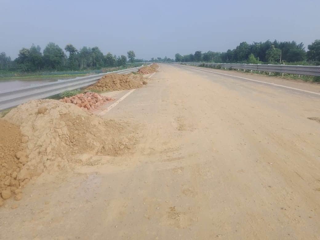  गिलौला बाईपास की पटरियों पर डाली गई मिट्टी व ईंट।