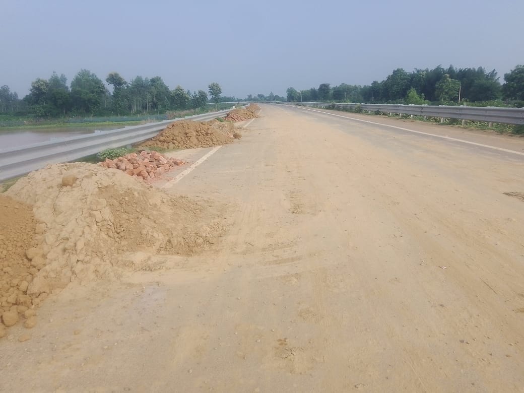  गिलौला बाईपास की पटरियों पर डाली गई मिट्टी व ईंट।