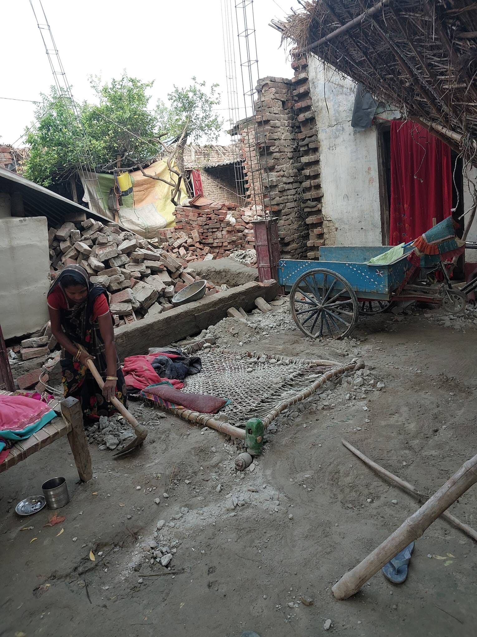 गिरा हुआ मलबा हटाती महिला। स्रोत: ग्रामीण