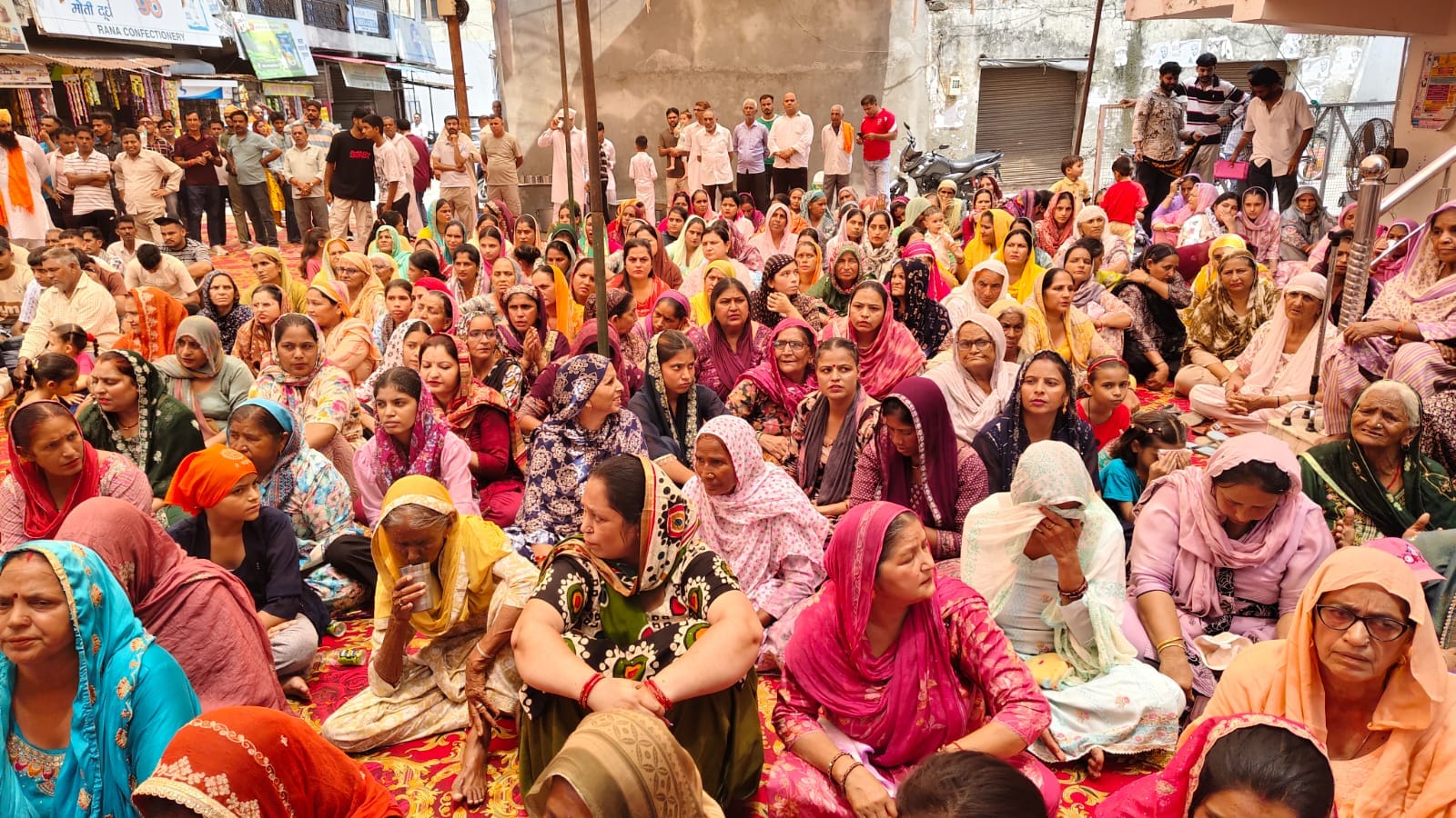गुरु रविदास जन्मस्थली काशी से आई कलश यात्रा, संतोषगढ़ में आयोजित कार्यक्रम में मौजूद संगत ।संवा