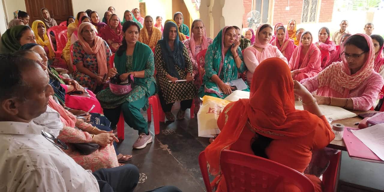 ग्राम पंचायत देई का नौण में ग्राम सभा में उपस्थित ग्रामीण। स्रोत : पंचायत