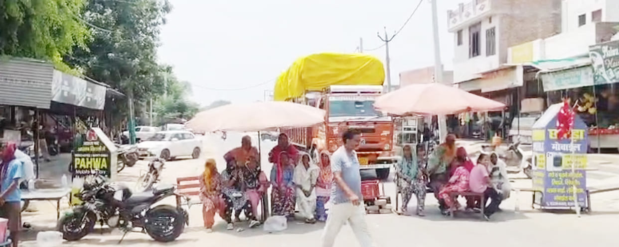 Villagers blocked the Tohana-Ratia road