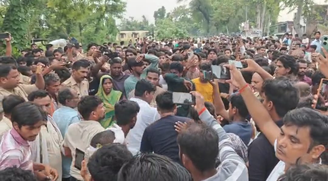 Teenager murdered in Tamkuhiraj area; protest held by placing the body on the road.