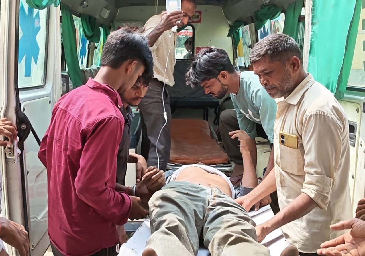 घायल लाइनमेन को बिल्सी सीएचसी से रेफर करते स्वास्थ्य कर्मी। संवाद
