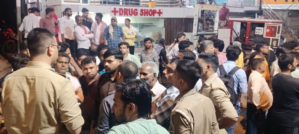 Aligarh News: मरीज की मौत पर बघेल हॉस्पिटल में हंगामा, धरने पर बैठे परिजन