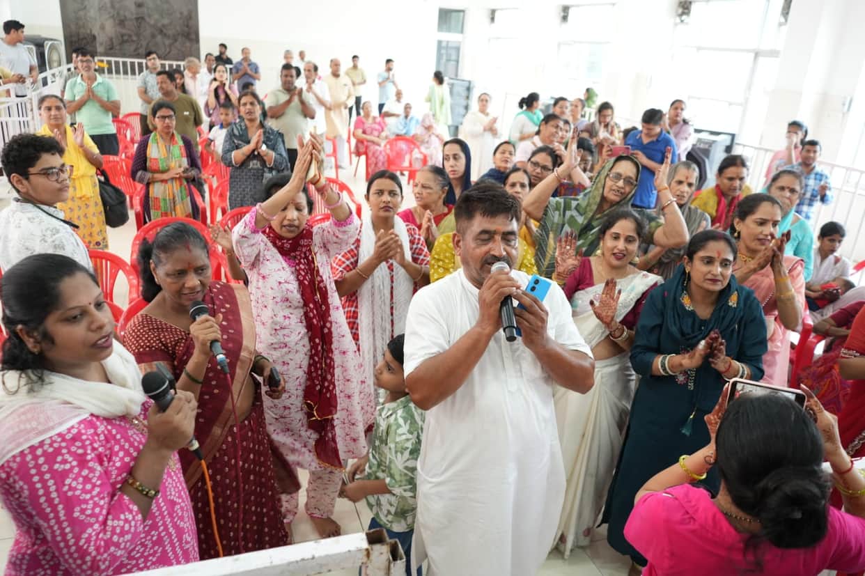 Shyamji's grand milk anointing ceremony was performed using 551 kg of milk.