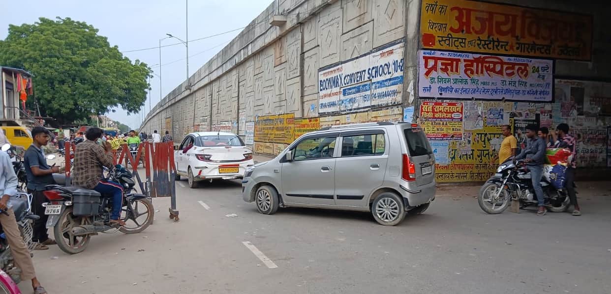 Kanwariya Lane: Police personnel absent from barricades near Jangiganj flyover; vehicles sped past.