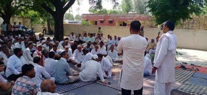 जूई में भूमि विवाद को लेकर हुई सात गांवों की पंचायत में अपनी बात रखता वक्ता। 
