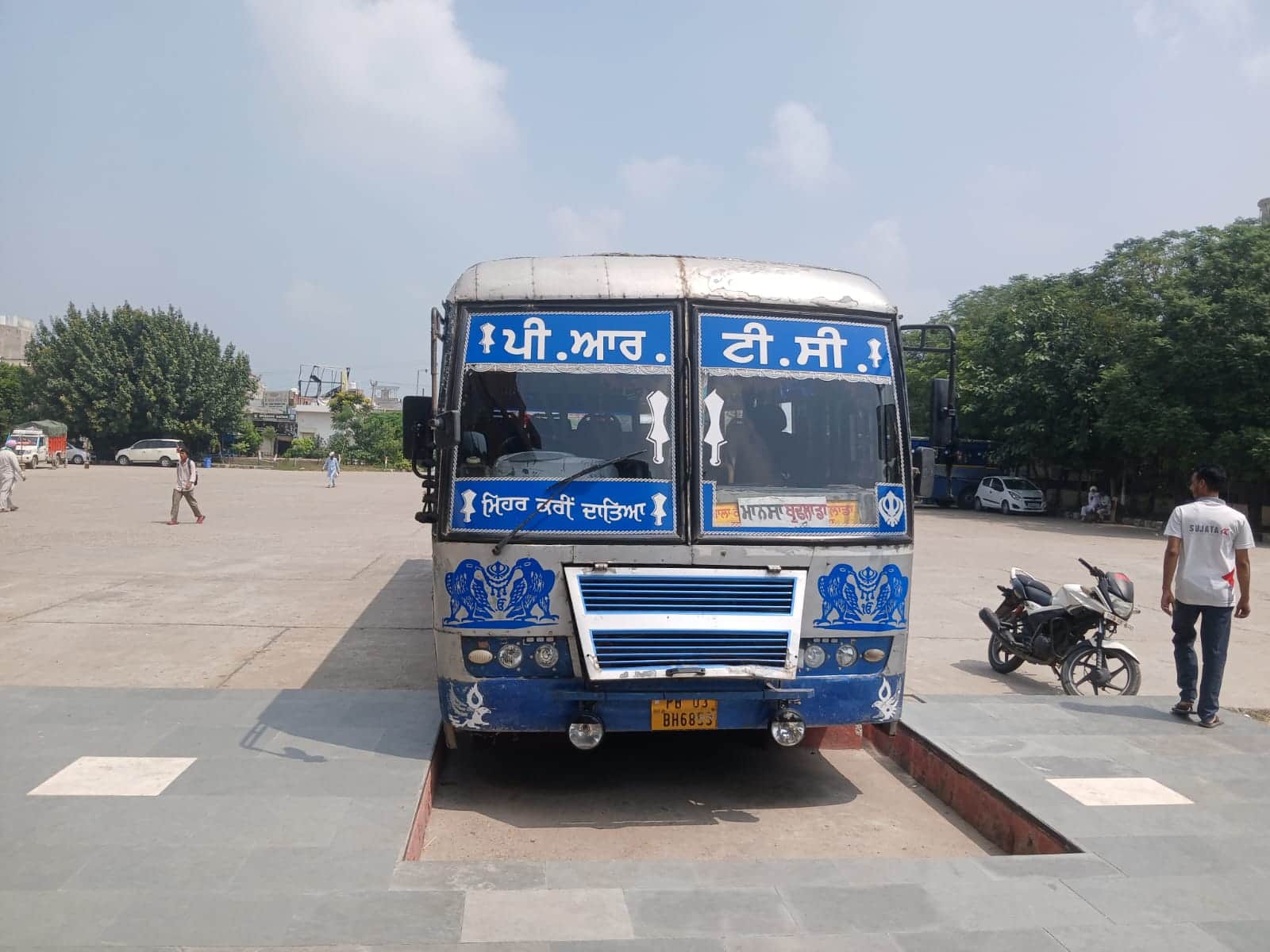 जाखल। सवारियां लेकर गंतव्य को जाती पंजाब रोडवेज की बस। संवाद