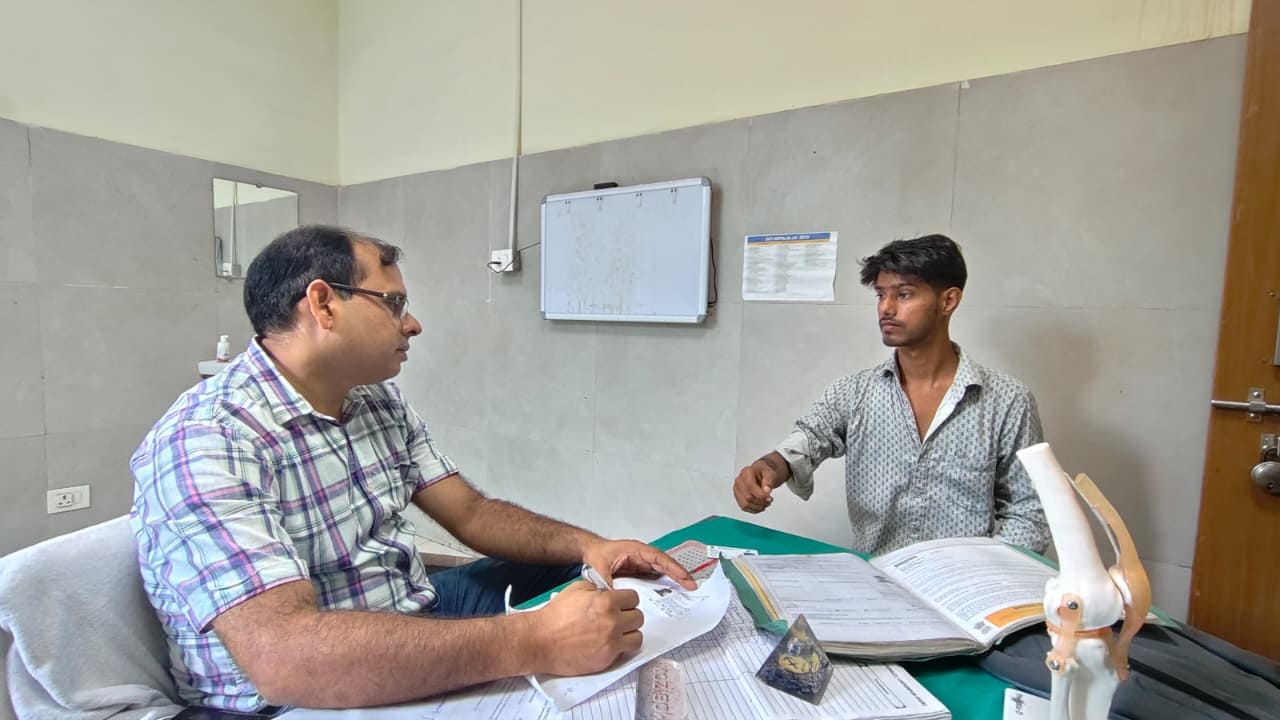 जिला अस्पताल में मरीज को जानकारी देते हड्डी रोग विशेषज्ञ डॉ. एक द्विवेदी। संवाद