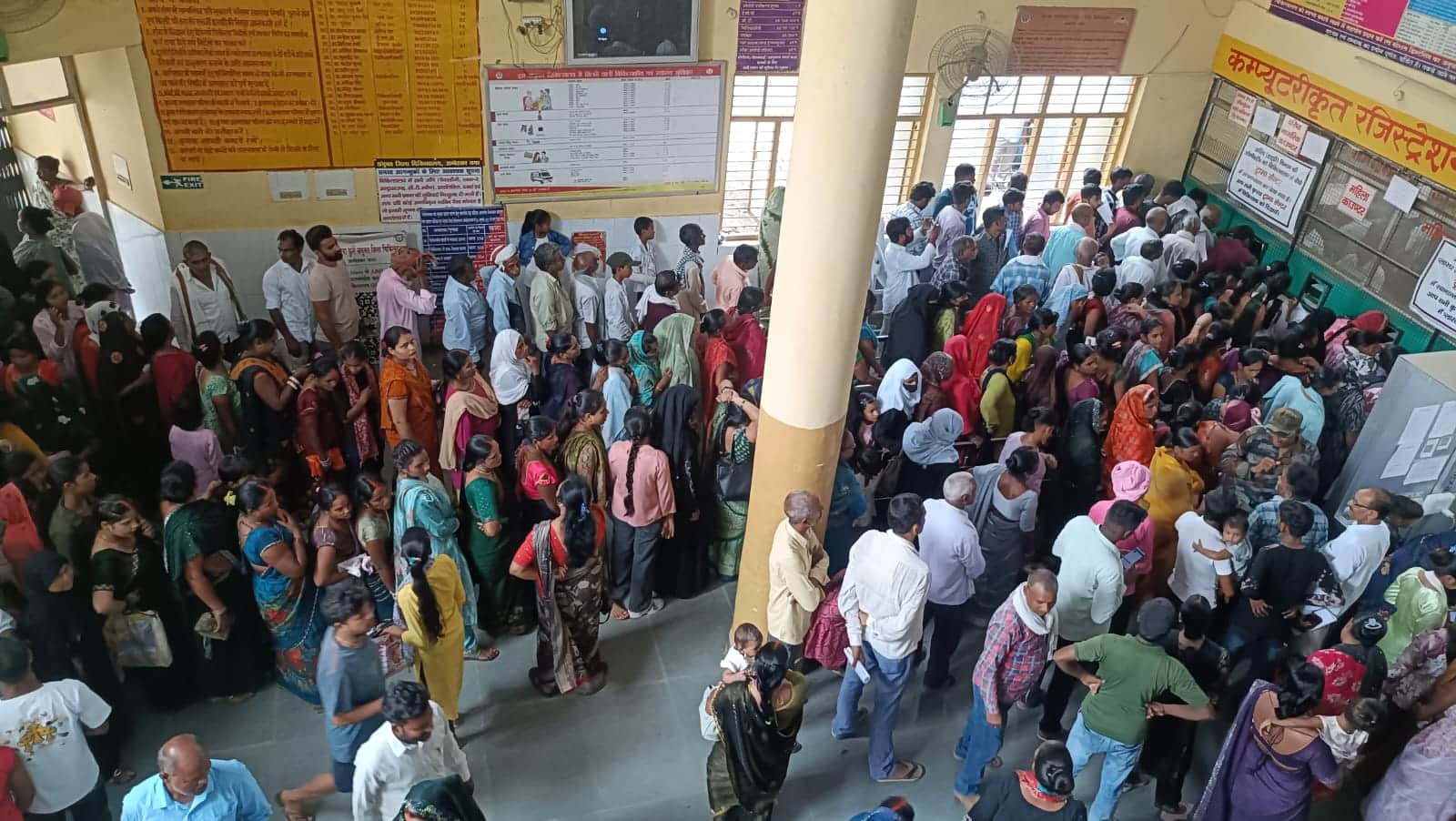 जिला अस्पताल में सोमवार को ओपीडी हॉल में परचा बनवाने के लिए लगी मरीजों की ज्ञीड़। संवाद