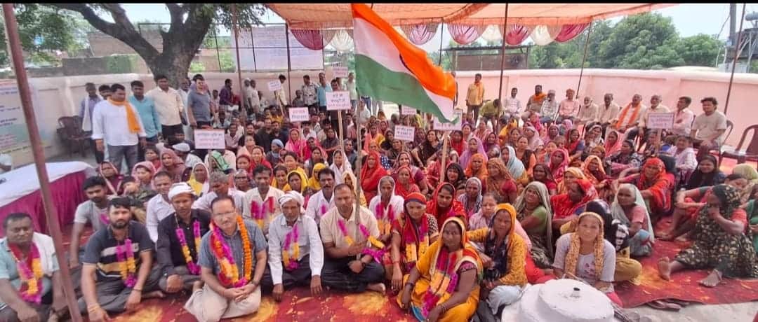 Landless people of Khurpiya have launched an indefinite agitation for land and employment.