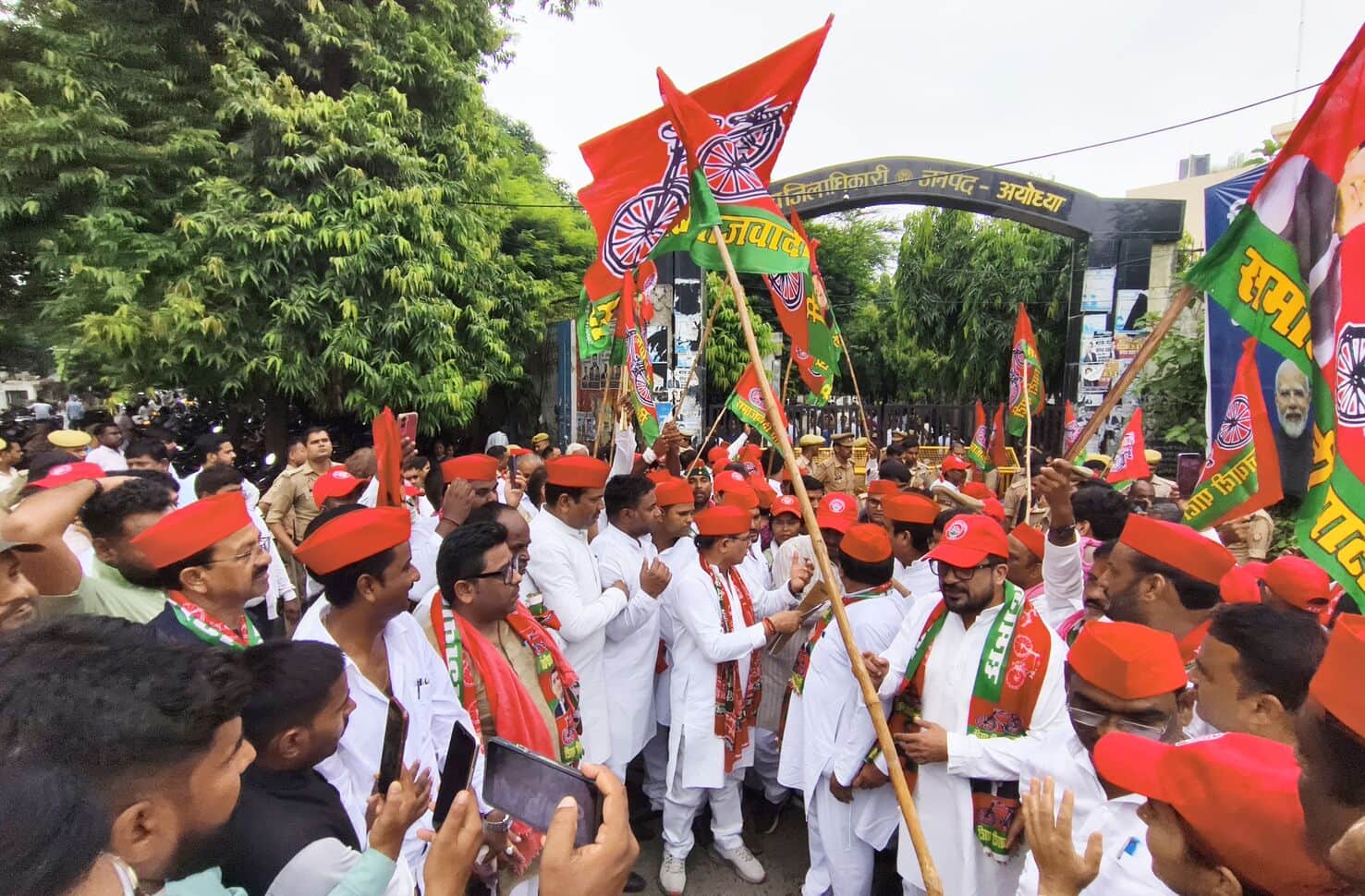 कचहरी के बाहर विरोध दर्ज कराते सपा कार्यकर्ता।