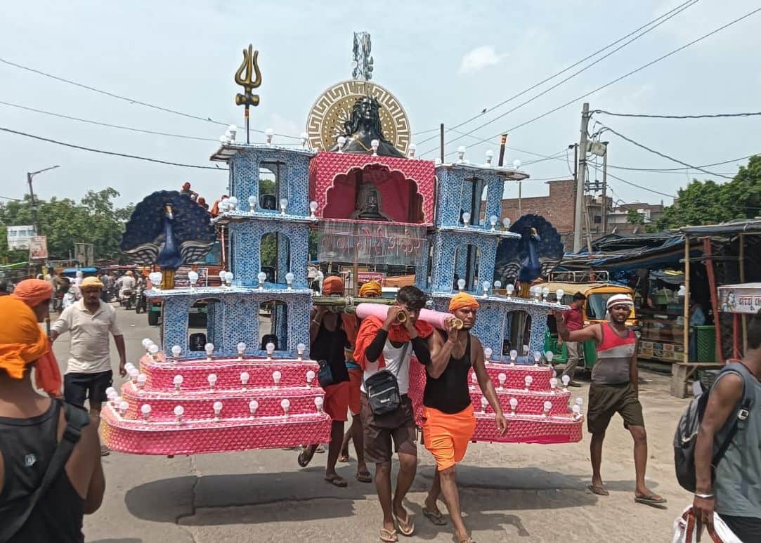 251 devotees set off for Pilibhit carrying an 11-foot Kanwar.
