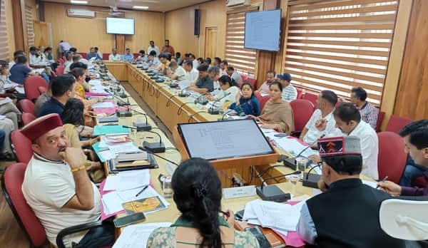 कुल्लू में जिला परिषद् की पहली बैठक में भाग लेते जिप सदस्य और अधिकारी ।-संवाद