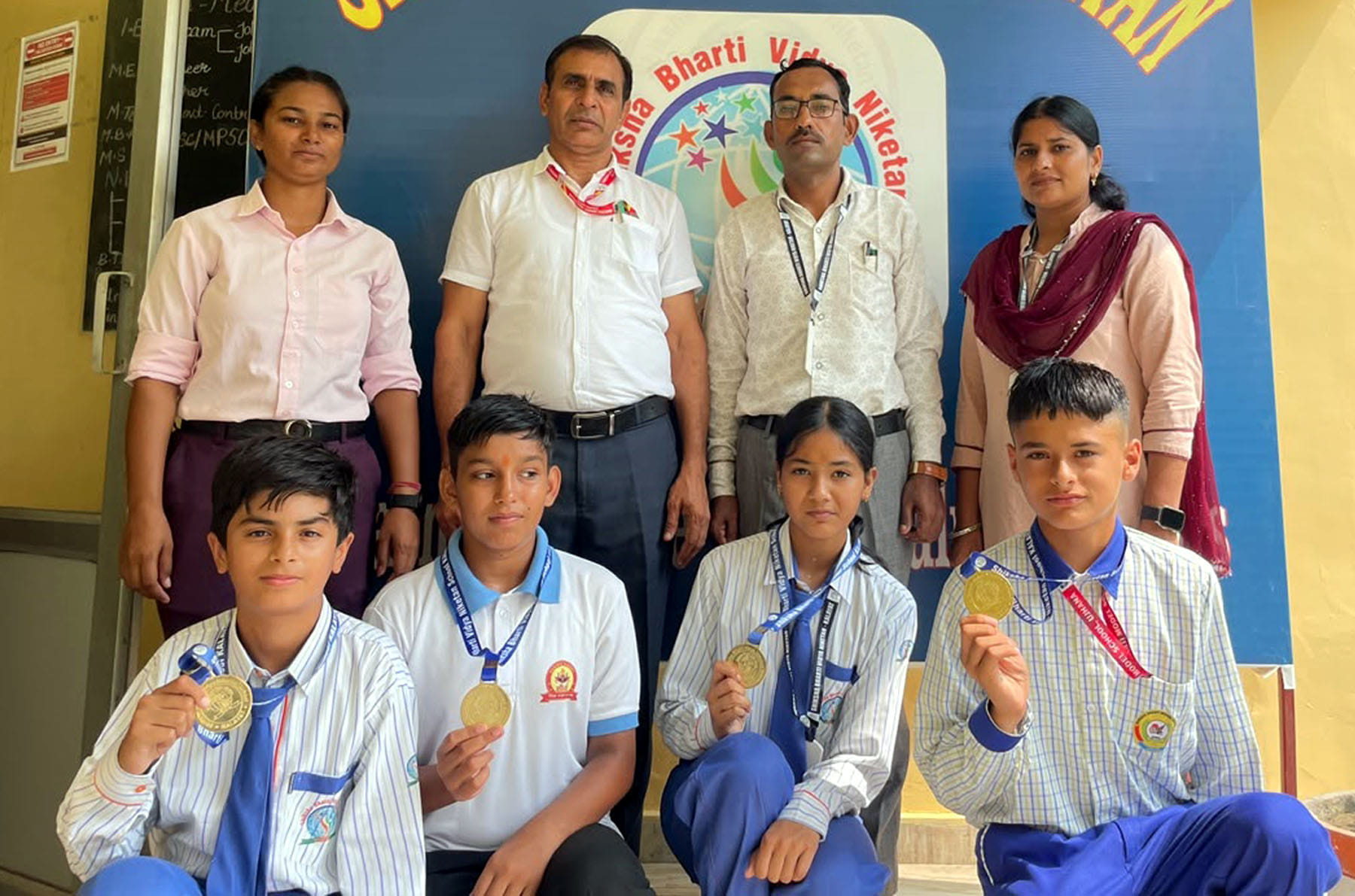 कलायत के शिक्षा भारती स्कूल में शिक्षकों के साथ होनहार खिलाड़ी(विज्ञप्ति)