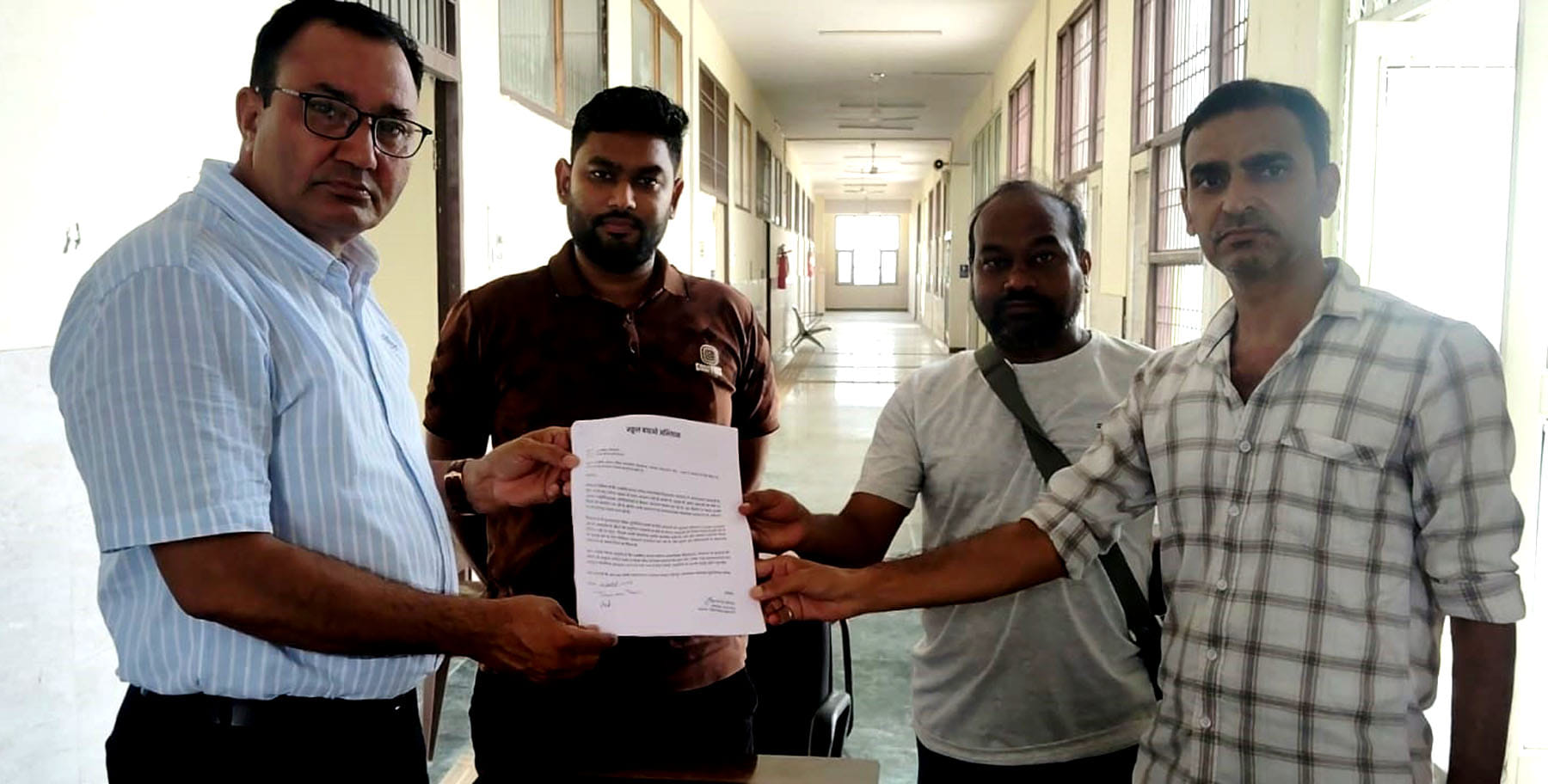 कलायत में खंड शिक्षा अधिकारी सुरेश नैन को ज्ञापन सौंपते समाज सेवी। संवाद