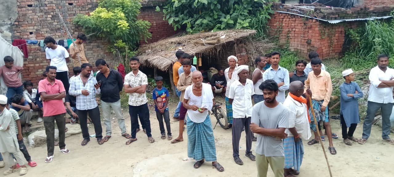कानपारा में माया की मौत के बाद जुटी भीड़। संवाद