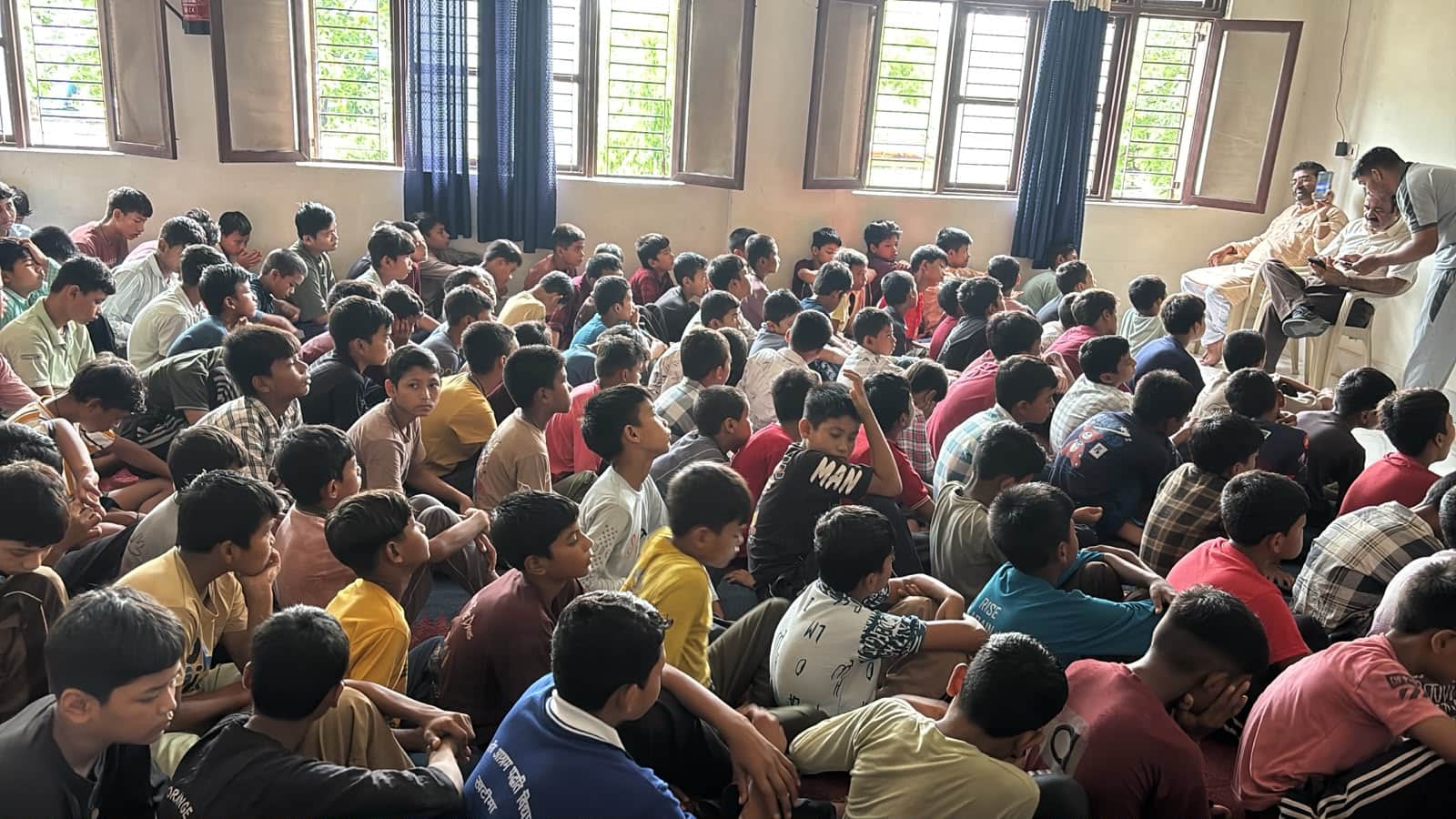 कार्यक्रम के दौरान मौजूद बच्चे व अन्य